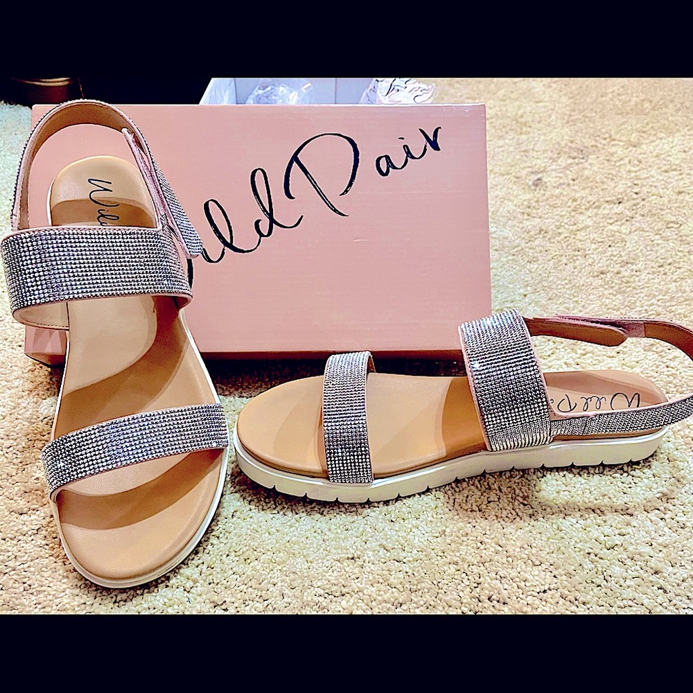 Summer sparkle! Sz 10, w/ lots of room for a wider foot.  Brand new Never worn.